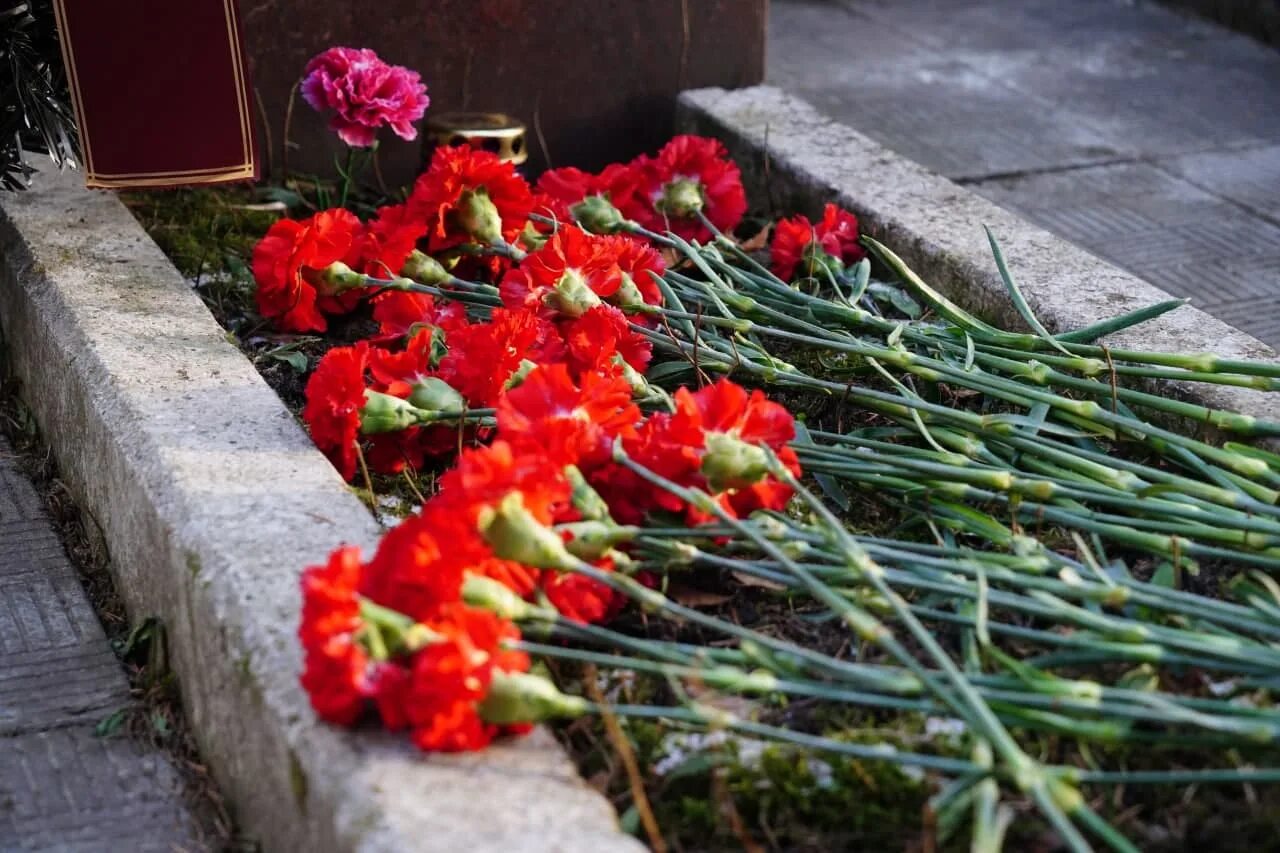 Возложение цветов. Цветы для возложения на могилу. Возложение цветов в Кронштадте. Нарциссы возложение букет.