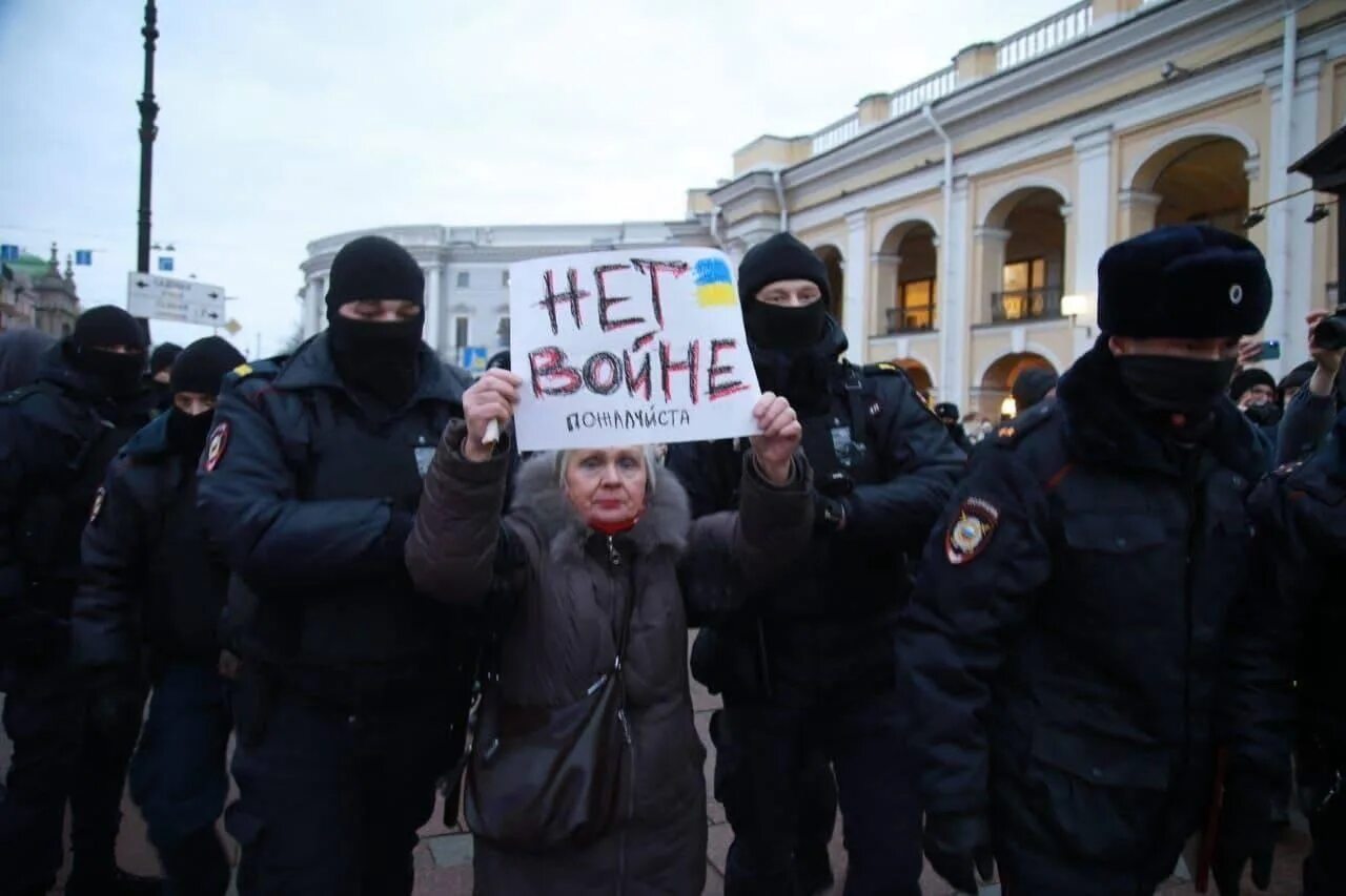 Митинг в т. Нет войне с Украиной. Плакаты нет войне протесты в России. Нет войне пикеты аресты. Антивоенные протесты в России.