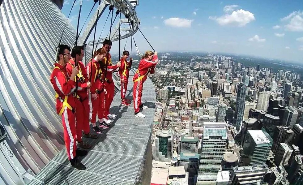 Высокие развлечения. Аттракцион EDGEWALK В Торонто. Аттракцион на небоскребе. Аттракцион в Китае на небоскребе. Аттракцион в Японии на небоскребе.