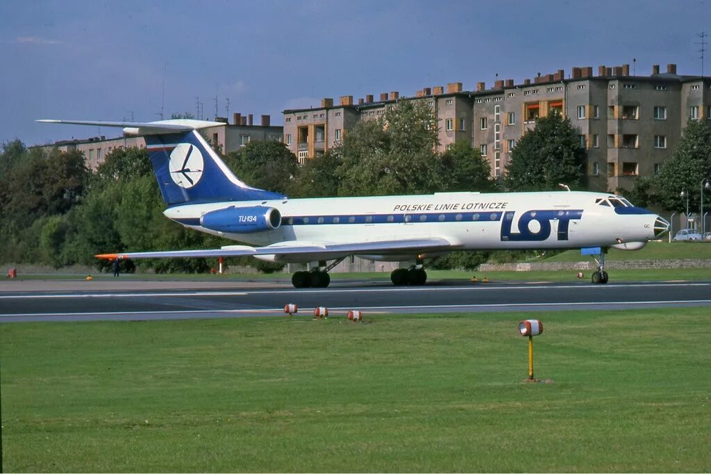 Самолет находящийся в полете 165. Ту-134 lot. Ту-134 авиакомпании lot. Самолет lot. Lot (авиакомпания).