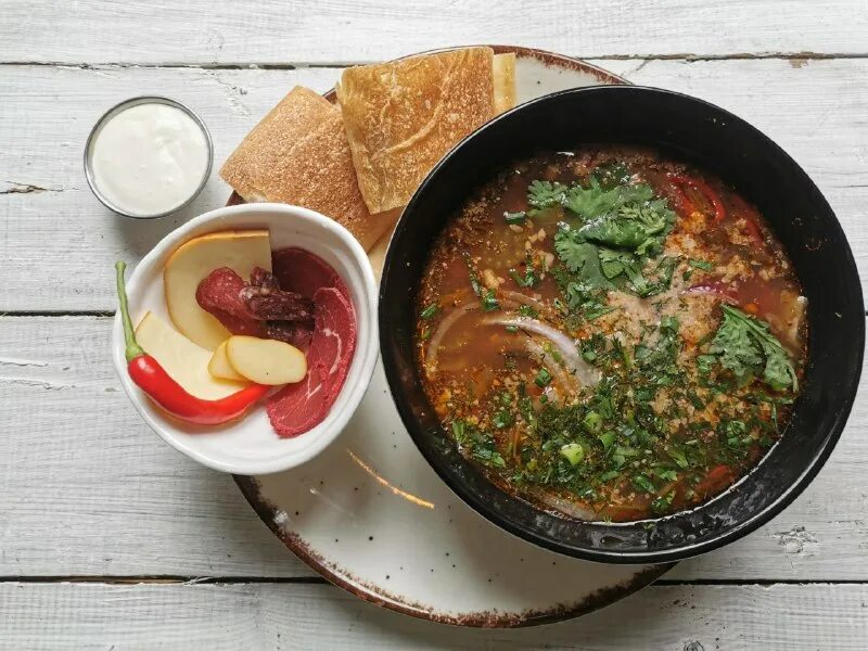 Тут харчо просп кирова 10. Хаш с говядиной. Тут харчо просп кирова 10. Тут харчо просп кирова 10. Грузинская кухня харчо с хлебом.