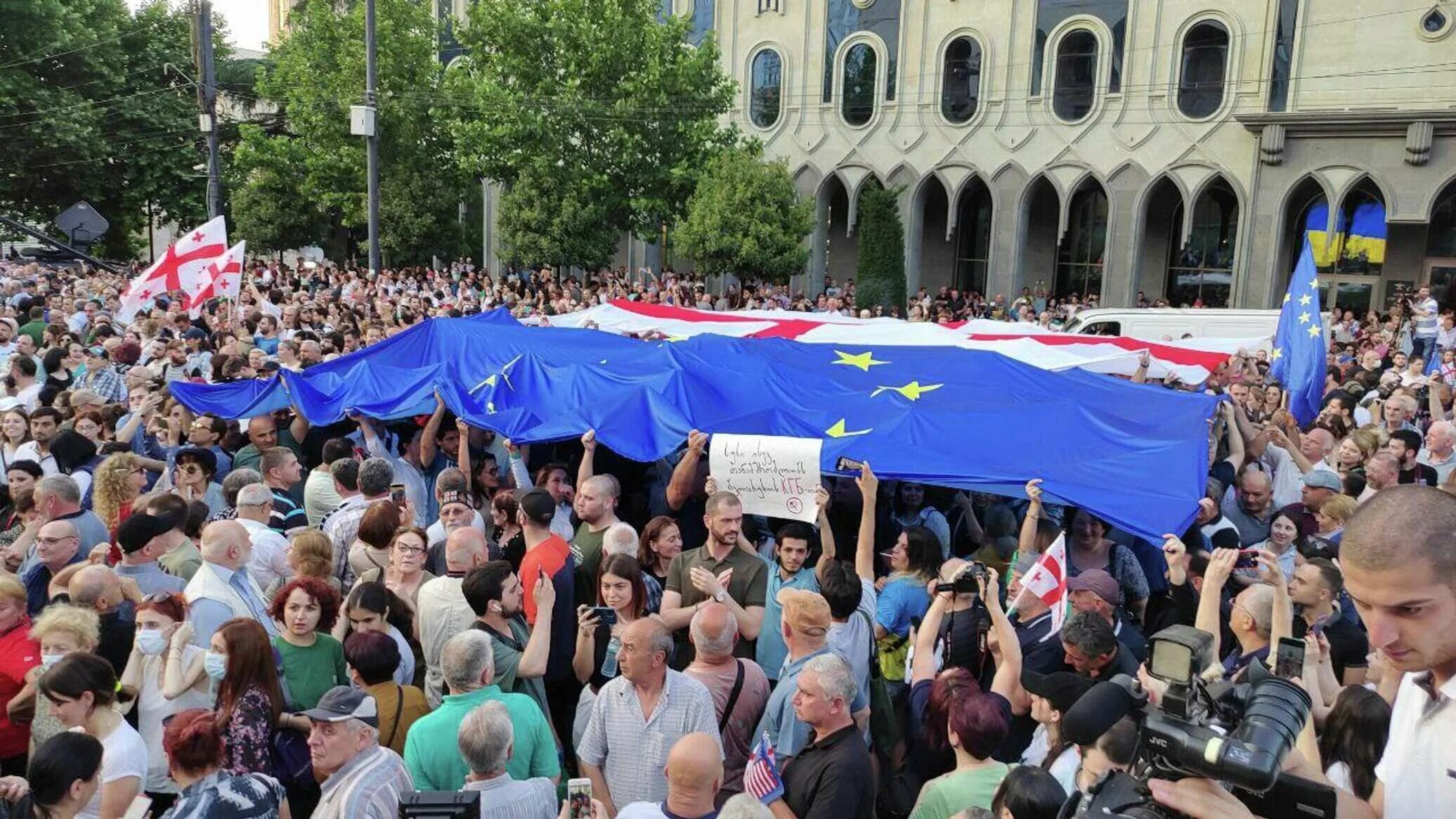 Ситуация в тбилиси сегодня. Парламент Грузии митинги. Митинг в Тбилиси. Митинг в Тбилиси сейчас. Демонстрация в Тбилиси.