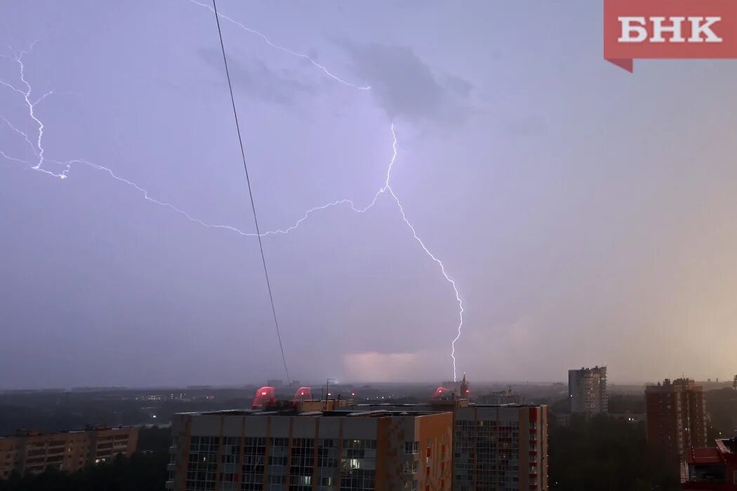 Майский гром всему живому языки развязал. Молния в Сыктывкаре. Гроза в Сыктывкаре. Гроза и дождь. Снег с грозой.