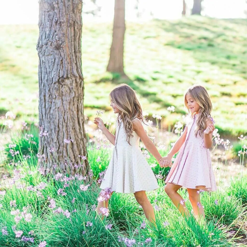 2 маленьких девочки. девочки подружки. две подружки. 2 маленьких девочки. фотосессия сестричек.