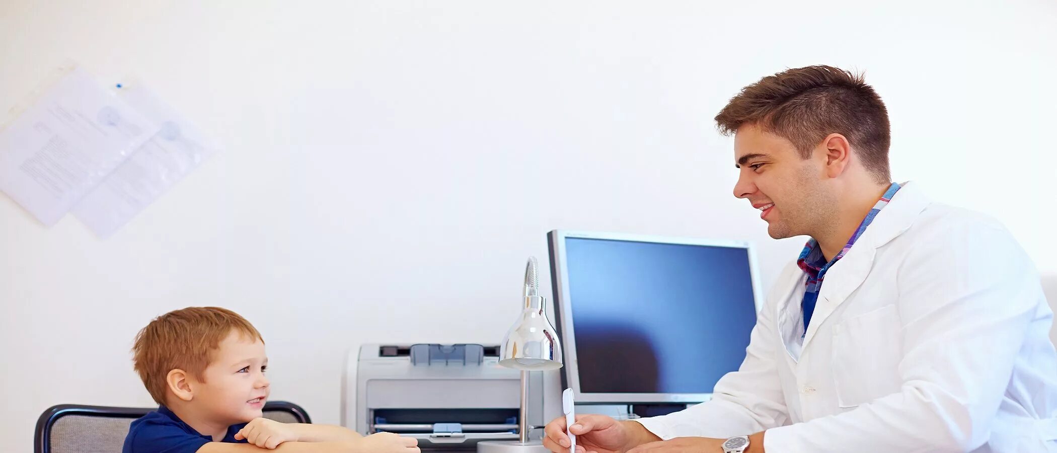 Уролог осматривает ребенка. Что делают урологи в 14. Детская урология-андрология. Детский врач уролог-андролог. Осмотр ребенка.