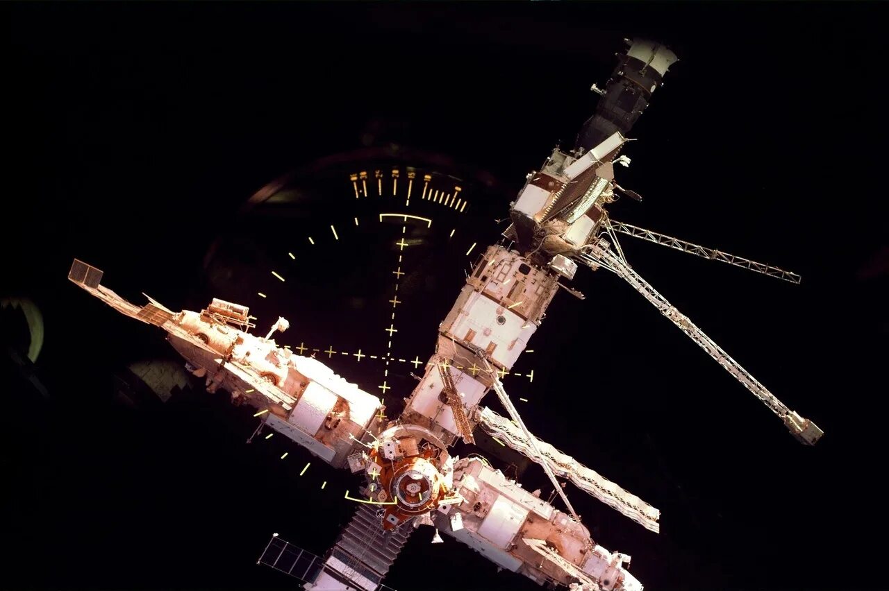 Международная станция мир. Станция мир и шаттл Атлантис. Орбитальная станция мир 1986. Орбитальные станции «мир» и «МКС». Космический корабль Буран и орбитальная станция мир.