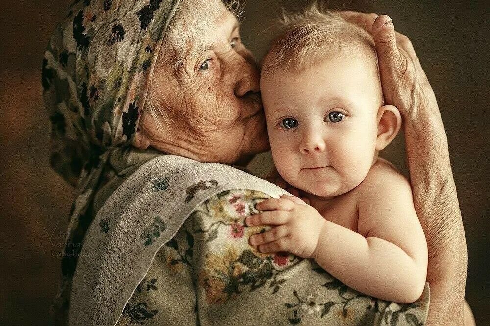 Бабушка т внучку. Бабушка и внук. Бабушка и внучка. Бабушка с ребенком. Милые бабушки с внуками.