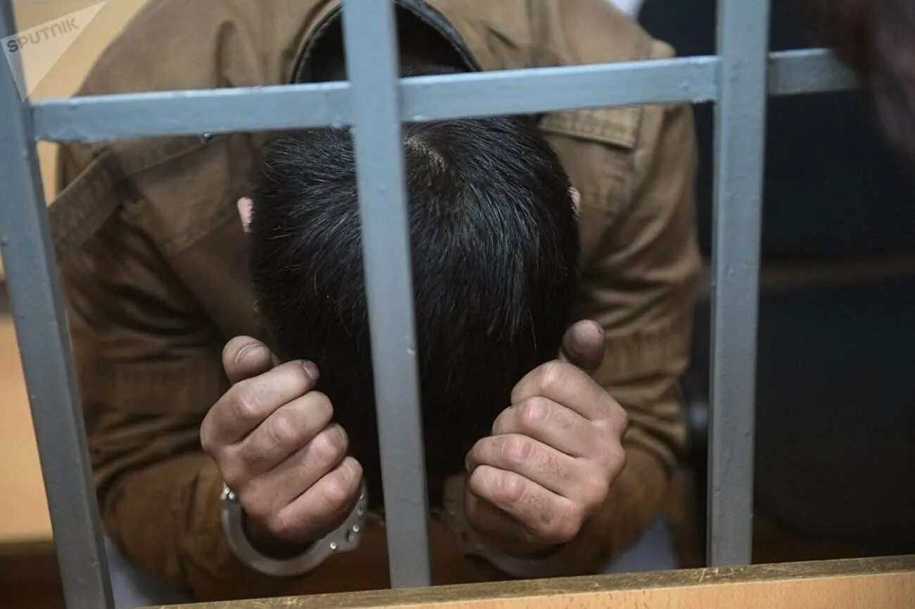 Подсудимый узнал. Подсудимый в суде. преступник за решеткой в суде. осужденный в суде. правонарушитель в суде.