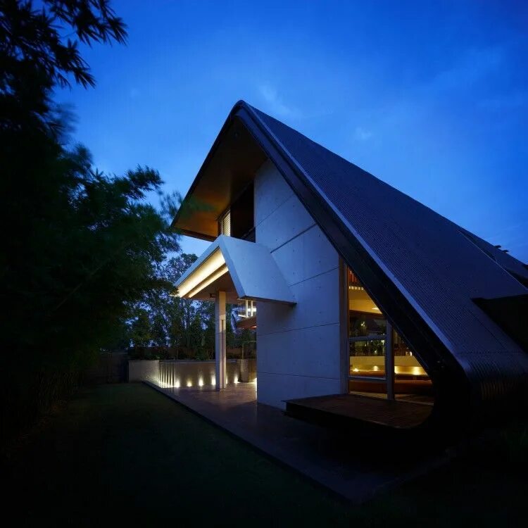 Gallery of House with a Large Hipped Roof / Naoi Architecture & Design Office - 