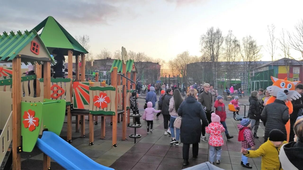 Открыл новую детскую площадку