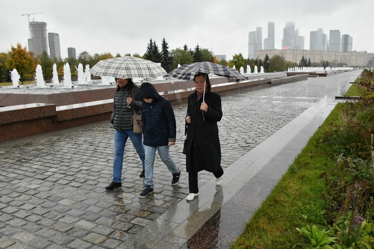 Погода 5 октября. Дождь в Москве. Октябрь в Москве. Ливень в Москве. Теплая погода.