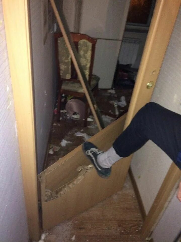Разгромленная квартира. Проект х: дорвались (2012). Ущерб квартире. Разгром в комнате. Квартира после тусовки.