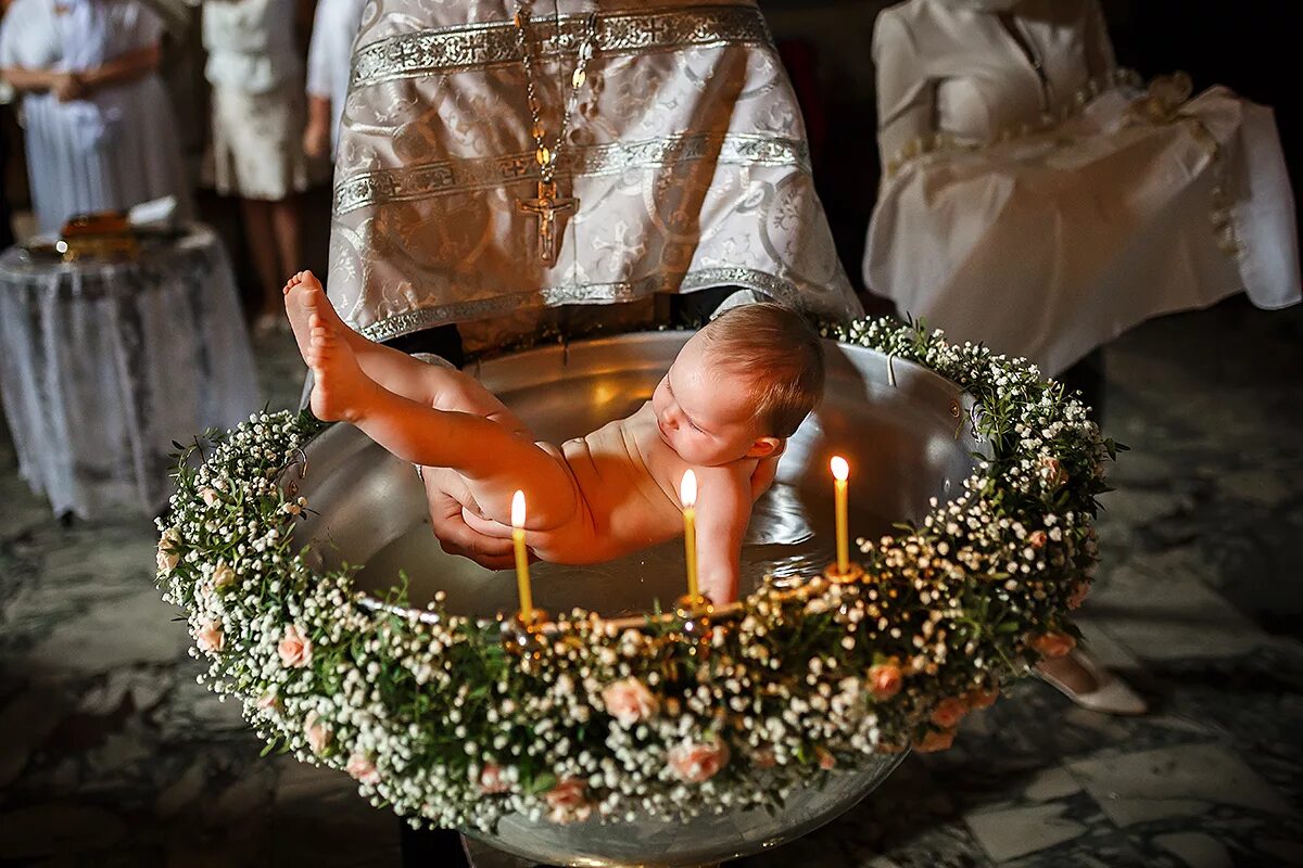 Купель для крещения младенцев. Купель украшенная цветами. Украшение храма на крещение. Цвет крещения. Украсить купель для крещения цветами.
