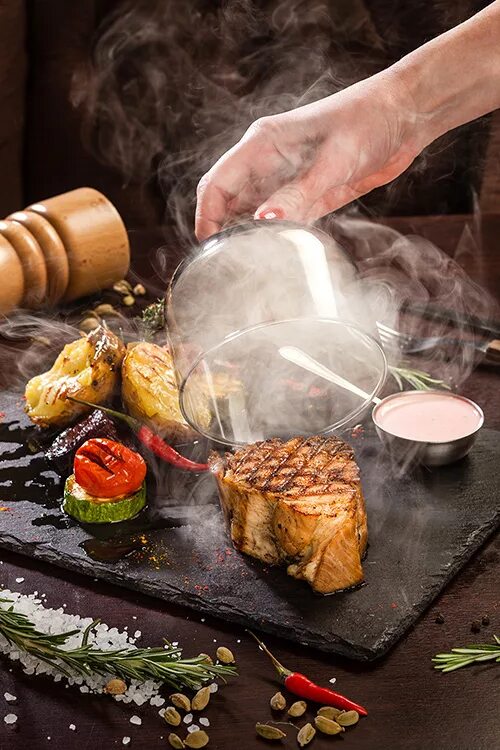 Смоки стейк. Мясо по лондонски. Смоки стейк. Мелкие кусочки стейка. Стейк из говядины с овощами гриль.