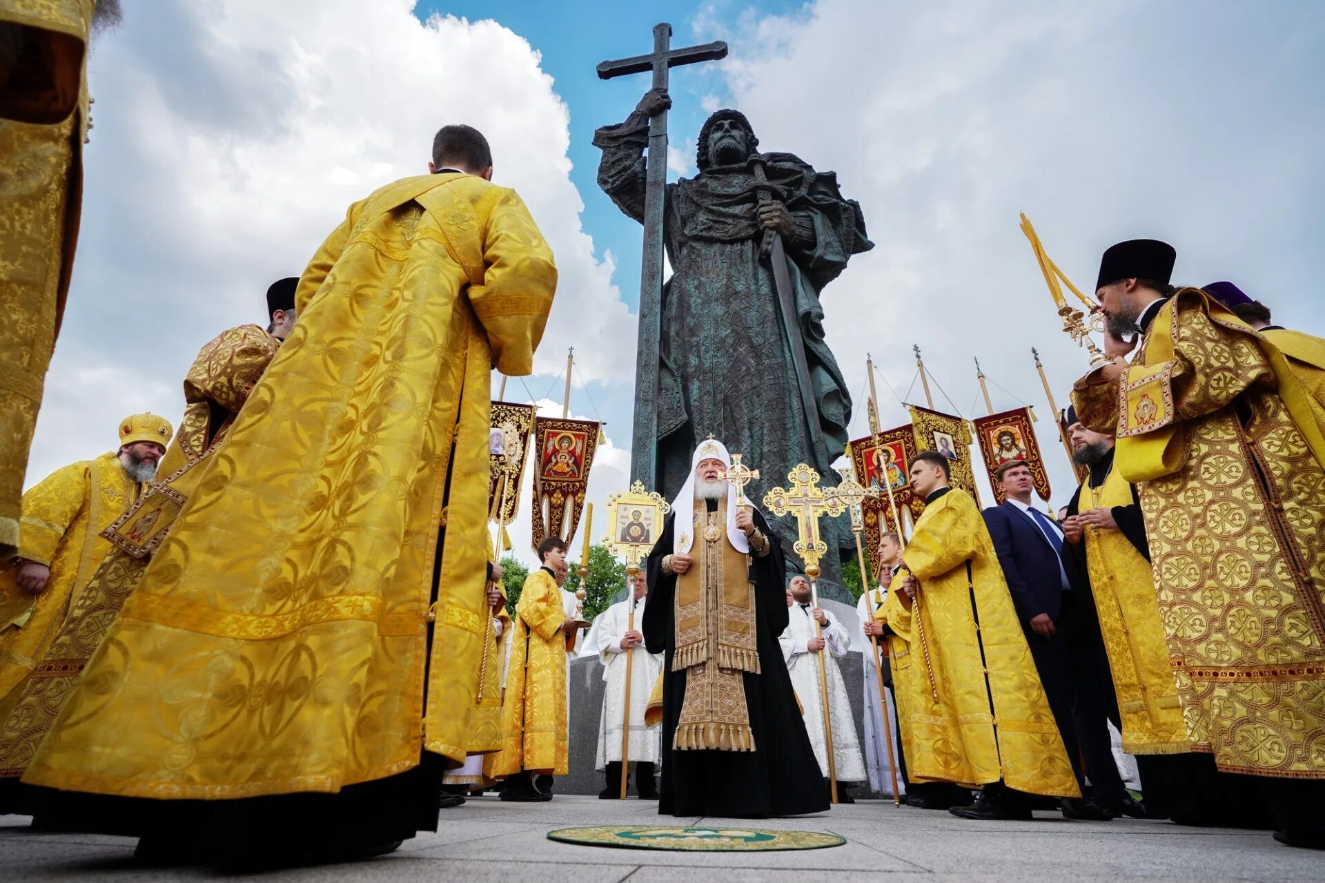 Молебен. 28 Июля 2022 служба Патриарха в Успенском соборе. Крещение Руси праздник 2022. Празднование крещения Руси у памятника Владимиру. С праздником крещения Руси.