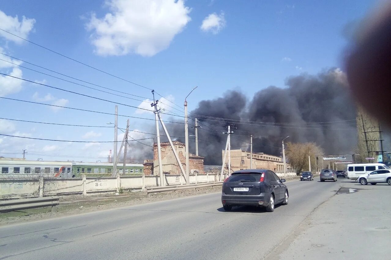 Сирена в оренбурге сегодня. Армада Оренбург пожар. Пожар в Оренбурге сейчас. Пожар на Шоссейной. Пожар в Оренбурге сейчас в центре.