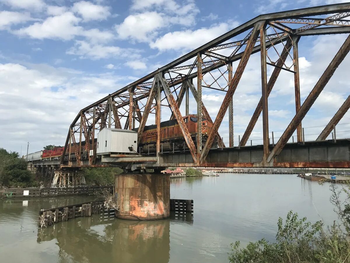 Железнодорожный мост Ингури. Река Ингури ЖД мост. Старый ЖД. Мост в Тальменке. Тобольский Железнодорожный мост. Мосты и железная дорога на украине