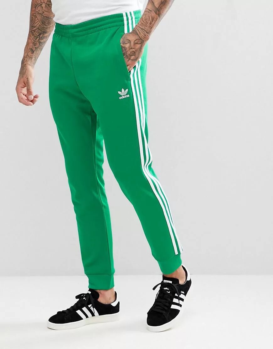 Штаны оригинал купить. Зеленые джоггеры adidas Originals. Adidas Originals adicolor штаны. Adidas Jogger зеленые. Джоггеры adidas Originals adicolor.