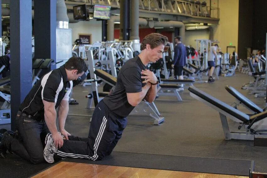 Подъем корпуса стоя на коленях. Конкор кор таб. Russian curl упражнение. Подъем корпуса к коленям. Стоим кор кор.