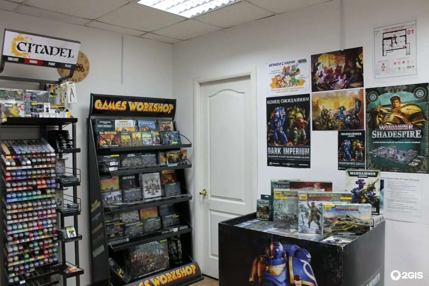 Игры витрина. Магазин игровых компьютеров. Магазин с дисками для компьютера. Магазин игровых приставок. Магазин компьютерных игр.