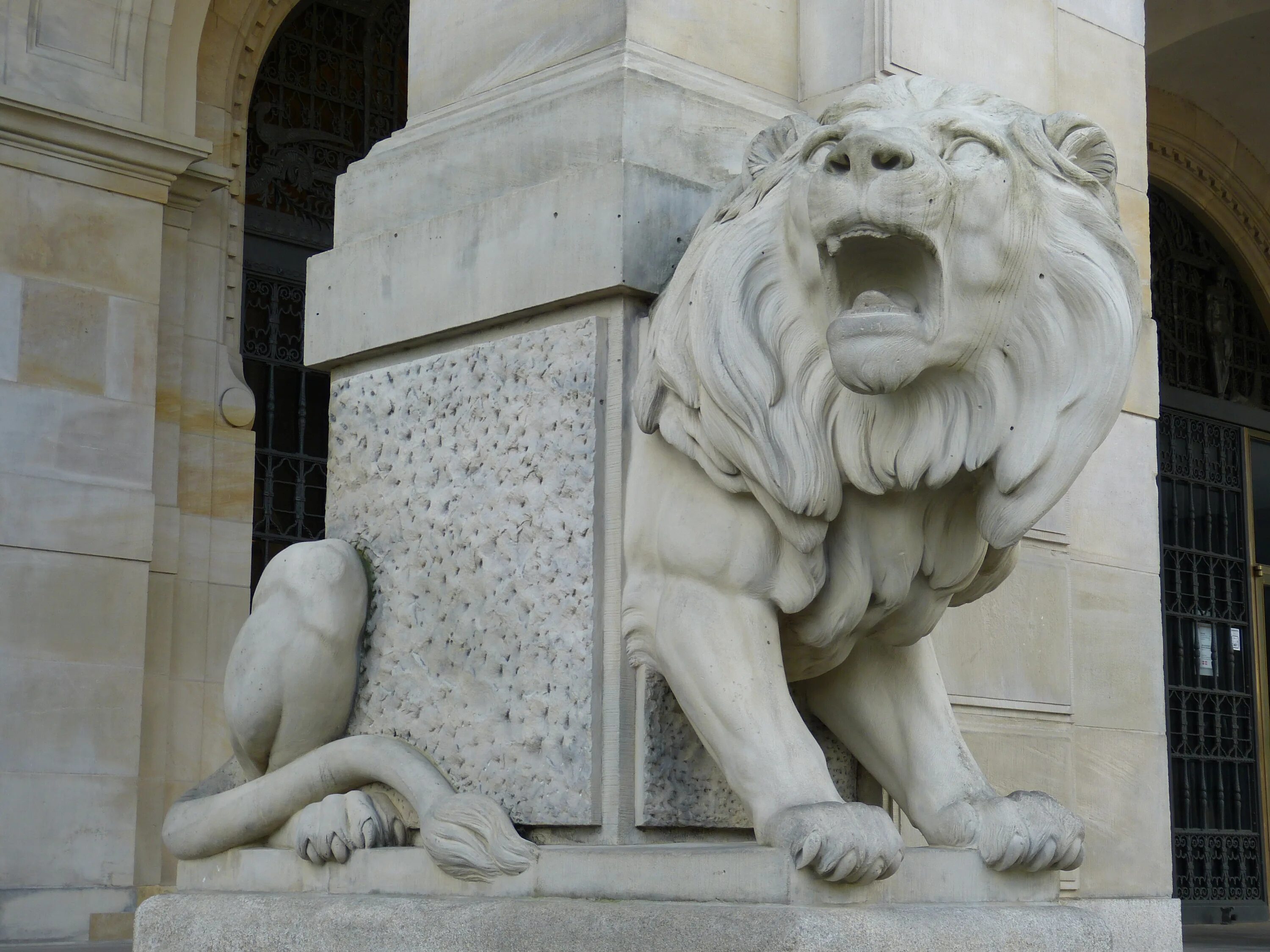 Статуя львов. Каменные статуи Львов Геншин. Лион каменные львы. Кембридж фигура Льва. Статуя Льва Магатхи.