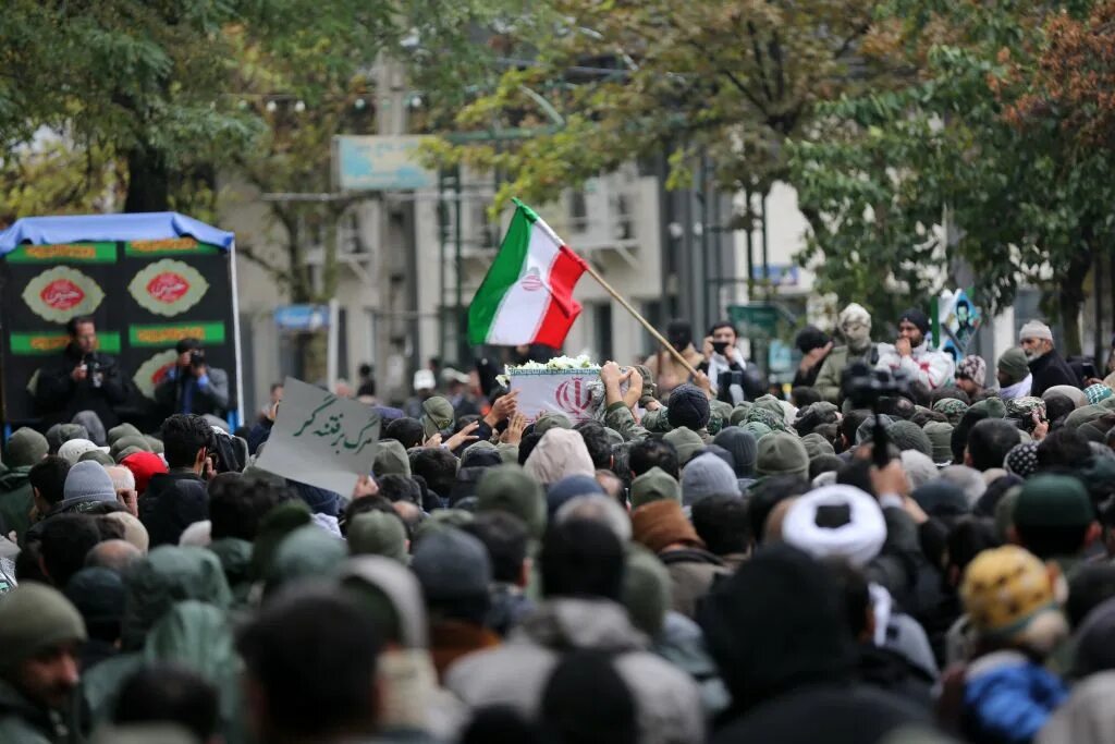Ответит ли иран. Акция справедливости Иран. Акция протеста Иран Вена Интернатионал центр. Цветок против полиции Иран.