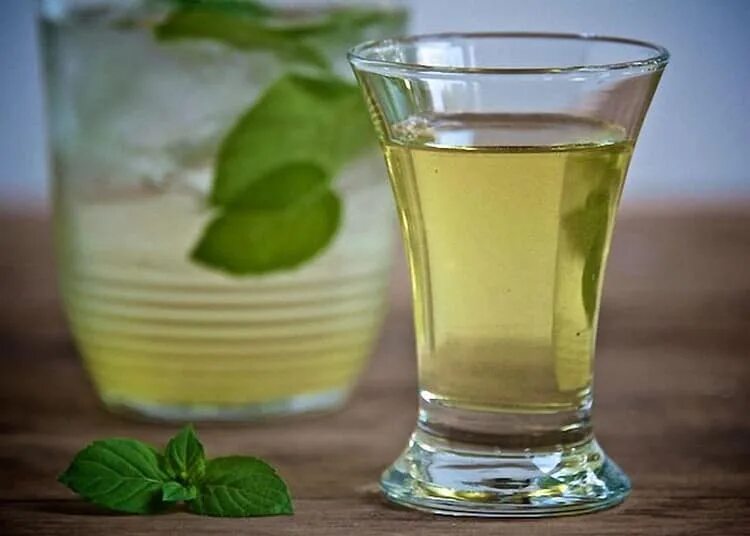 Пьют чачу. Коктейль чача. Grappa чача. Чача фанагория. Чача стопка.