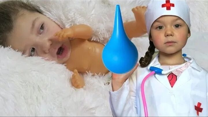 Включи видео как делать детям. Кукла клизма. Ребенку клизма ребенку. Играем в доктора с клизмой.