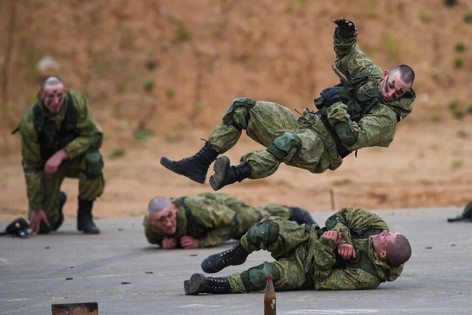 Будем сильнее войны. Сильный солдат. Военный сидит. Картины солдат тренировка. Мощь армии России.