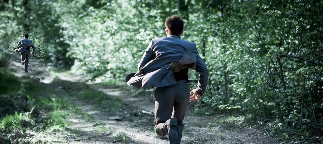 Сон убегать от насильника. Сон убегать от насильника. Тревожный вызов фильм 2013 эбигейл бреслин. Я плюю на ваши могилы фильм 2010 триллер. Девушка убегает от мужчины.