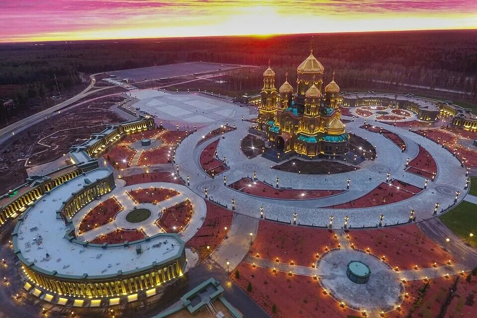 Появились впечатляющие кадры молебна в Главном храме Вооруженных сил