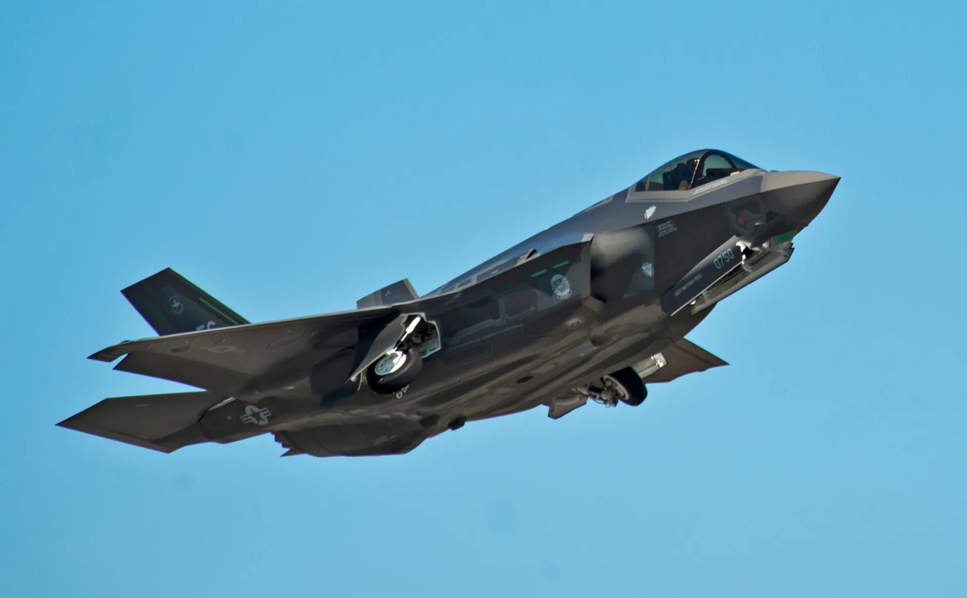 Сколько f35. F-35. f35 fighter jet. f-35 lightning ii. f-35 самолёт.