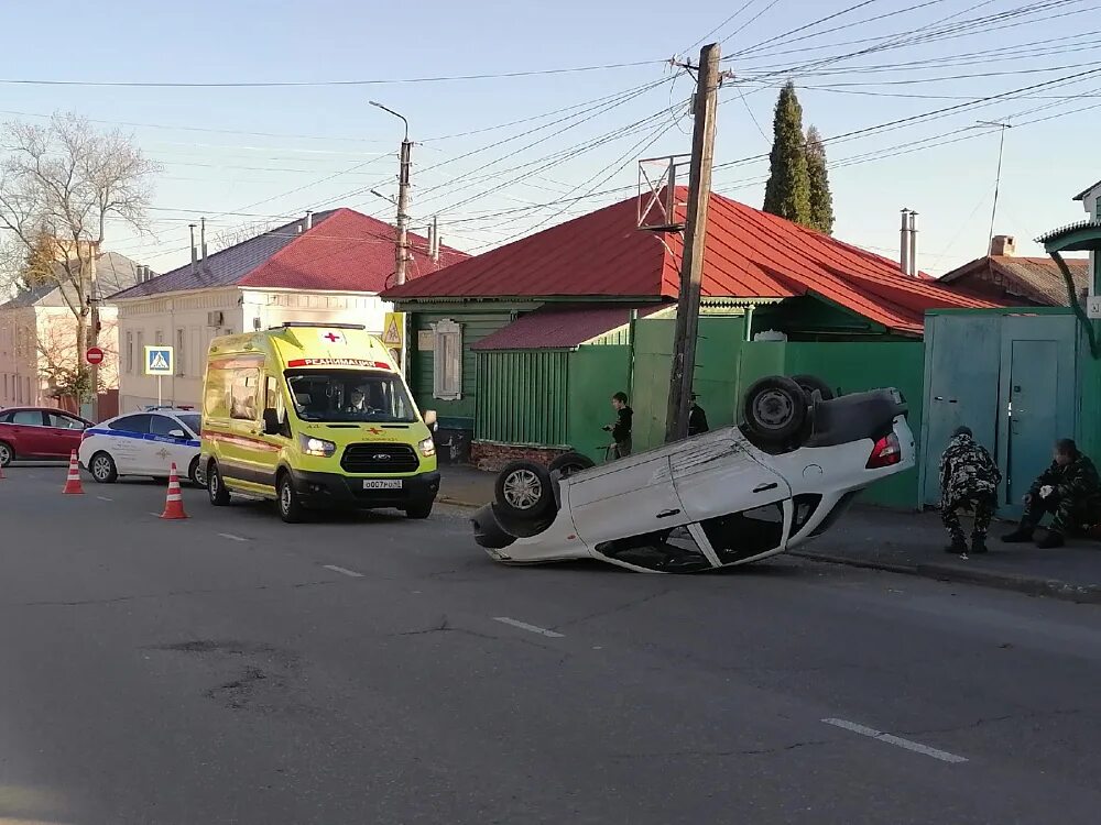 Происшествия в городе. Легковушка.