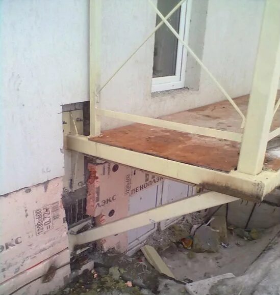 Разрушенные плиты балконов. Обрушение балкона в панельном доме. Обрушение балкона. Разрушение зданий и сооружений. Разделить лоджию на две части.