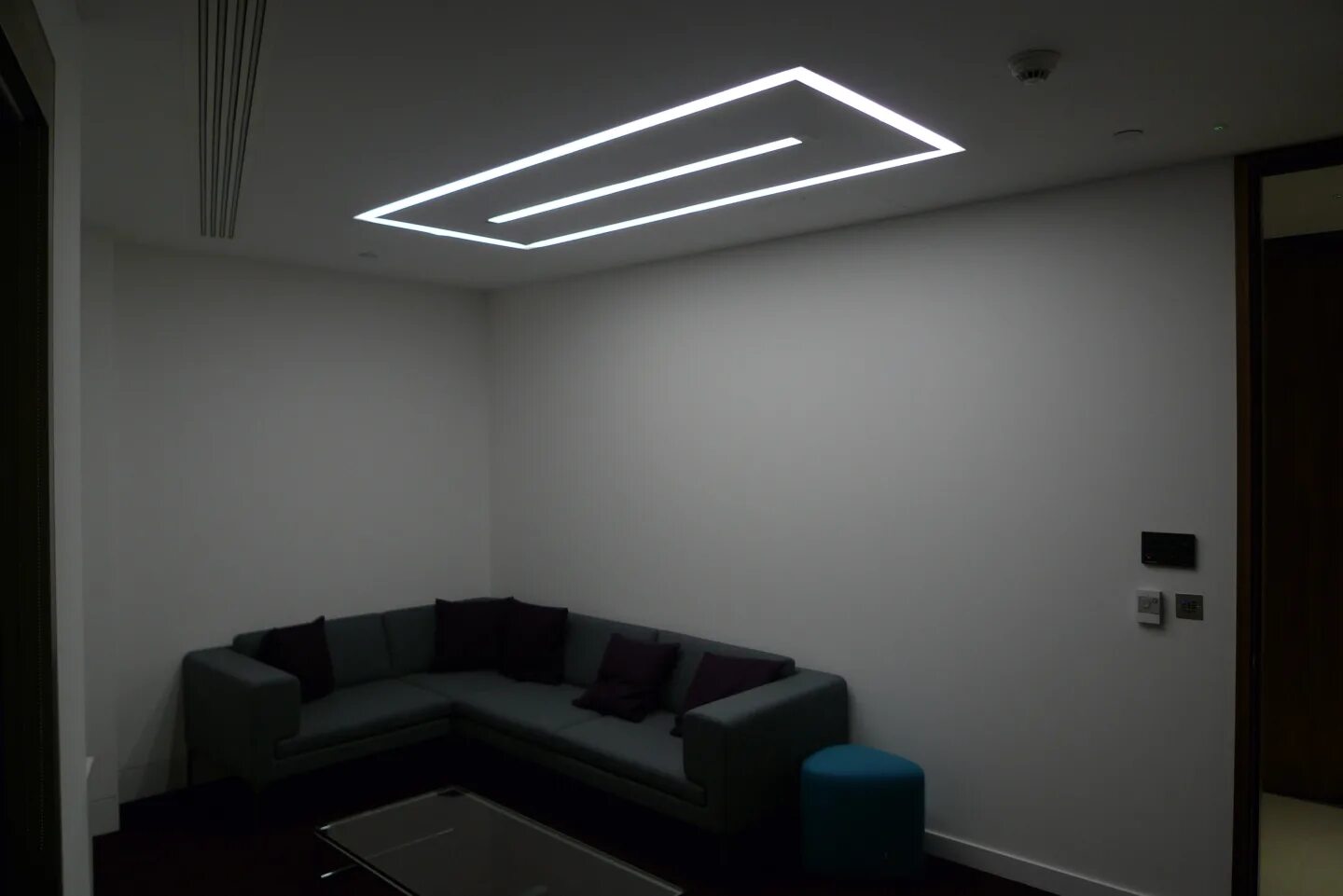 Потолок с подсветкой. Линейный светильник. Световая подсветка потолка. Подсветка потолка полосами. Свет от световых линий