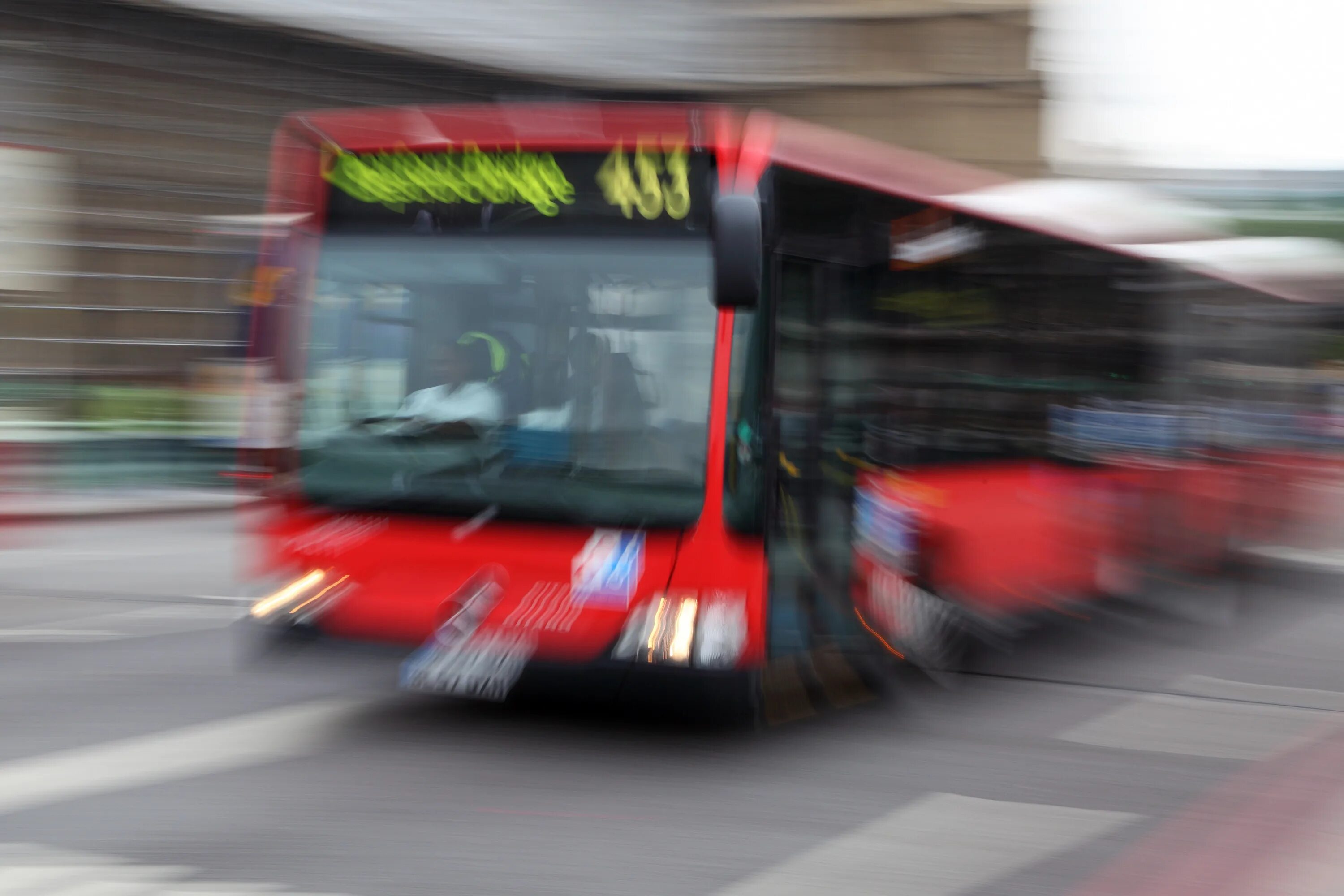 Скорость движения автобуса в городе. Движение автобусов. Автобус размытый в движении. Автобус в городе. Размытое фото автобуса.