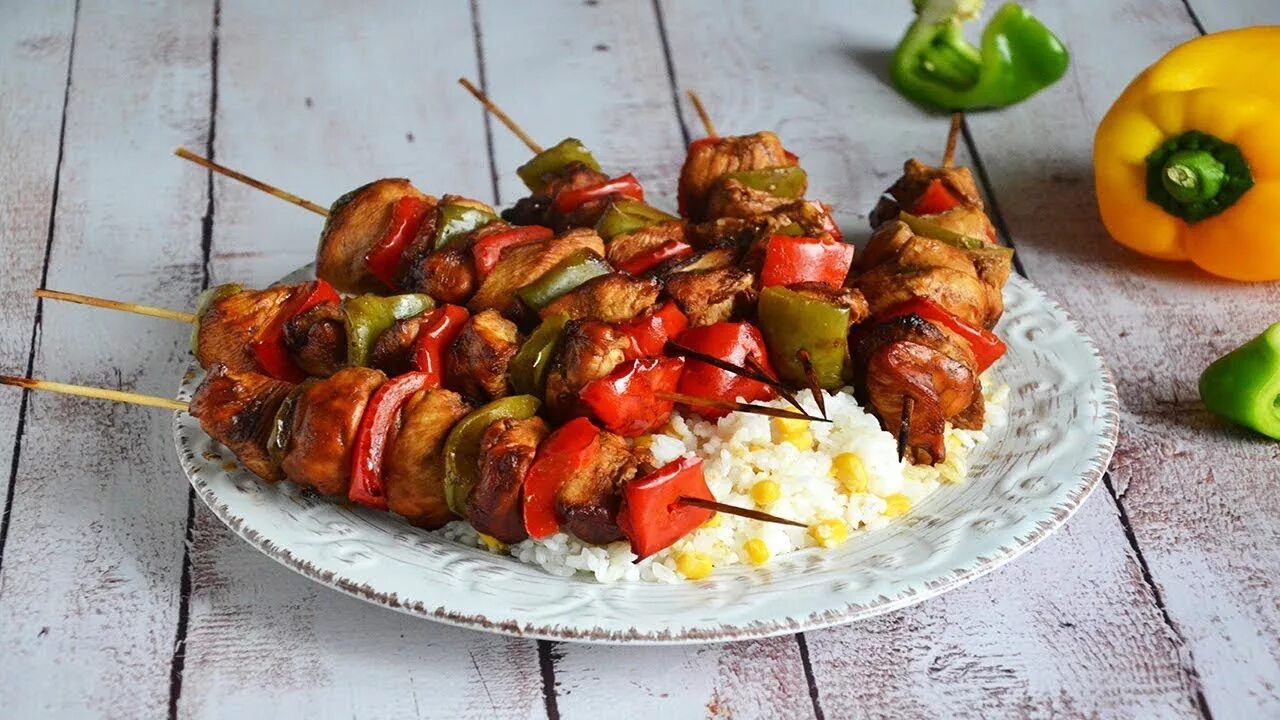 Шашлык из овощей в духовке. Мини шашлычки на шпажках в духовке. Шашлык на шпажках в духовке из курицы с овощами. Шашлычки из куриной грудки на шпажках в духовке. Куриные шашлычки на шпажках в духовке.