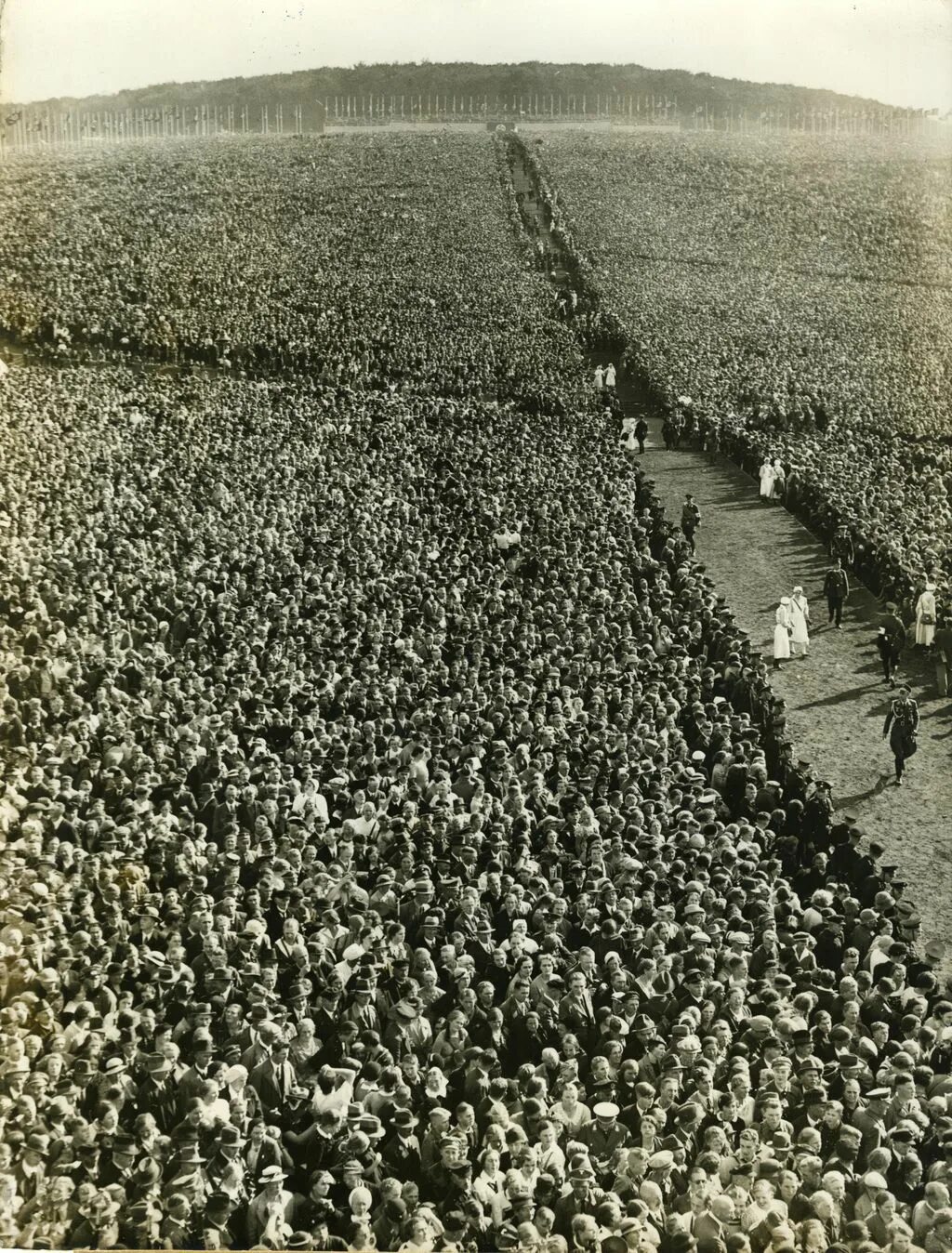 Фашистские митинги. Митинг сторонников Гитлера в 1937 году. Митинг Адольфа Гитлера 1937.