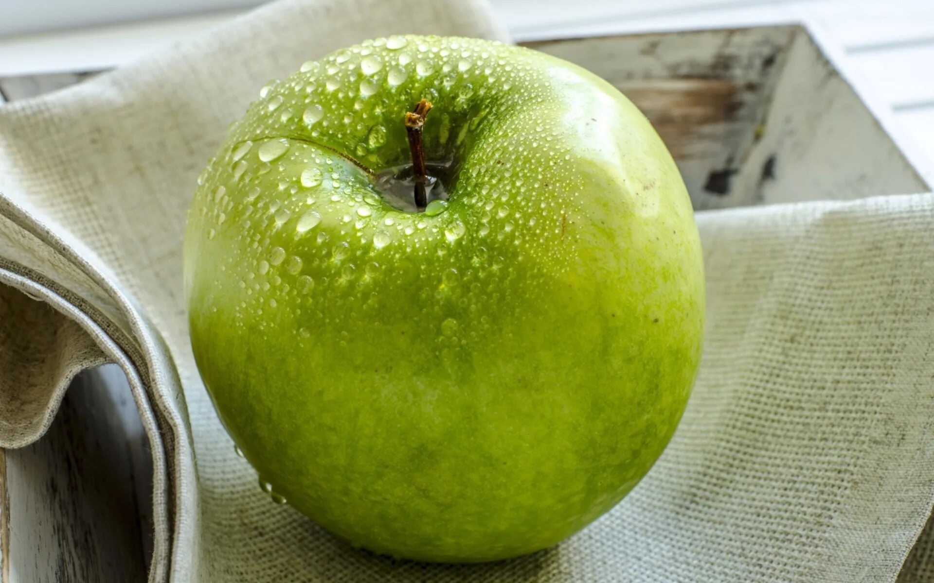 Хорошее яблоко на русском. Грин Эппл Green Apple. Яблоки зеленые. Сочное яблоко. Обои на рабочий стол яблоки.