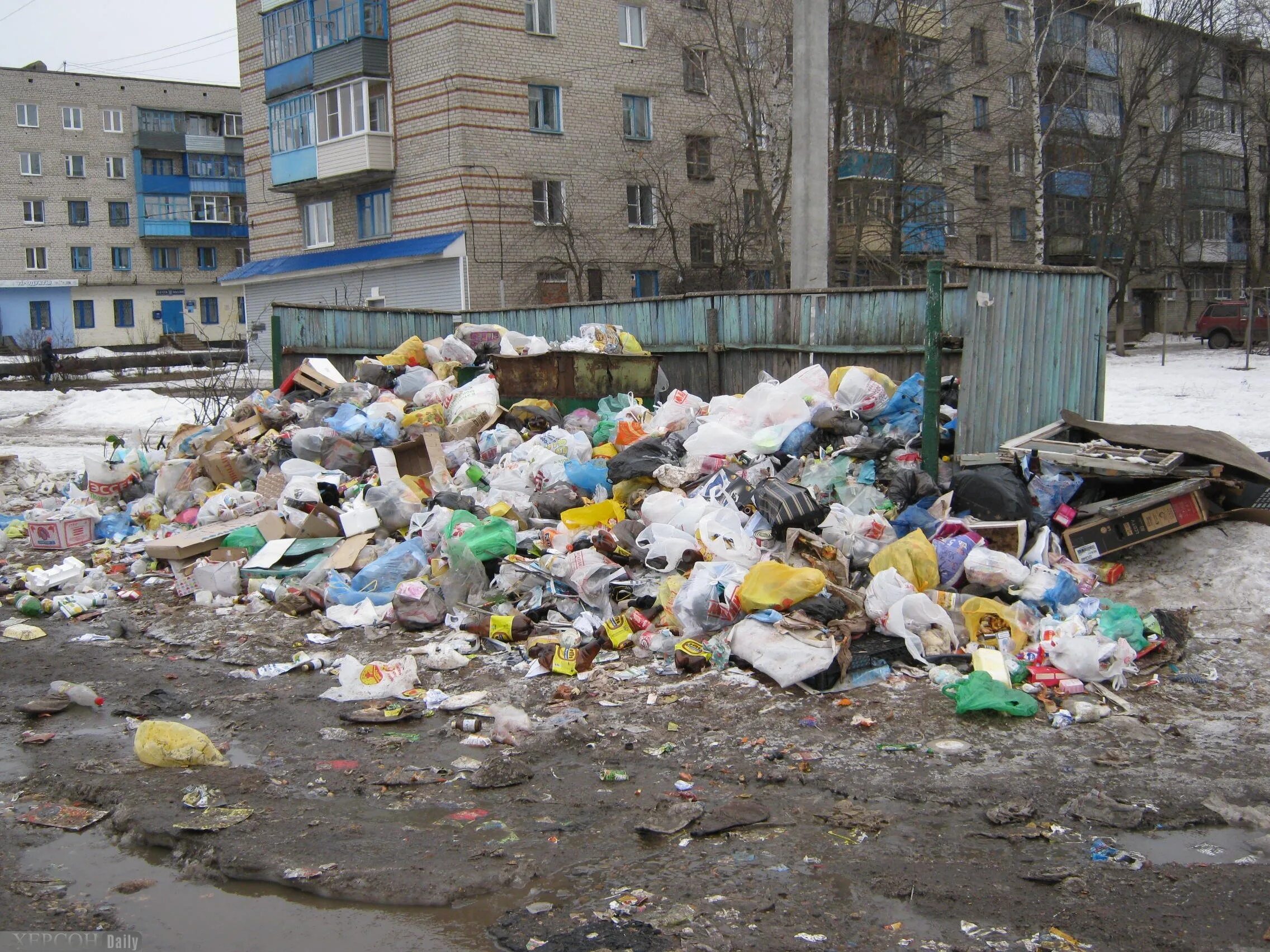 Тбо города. Свалка в городе. Загрязнение улиц мусором. Мусорные свалки в городе. Отходы в городе.