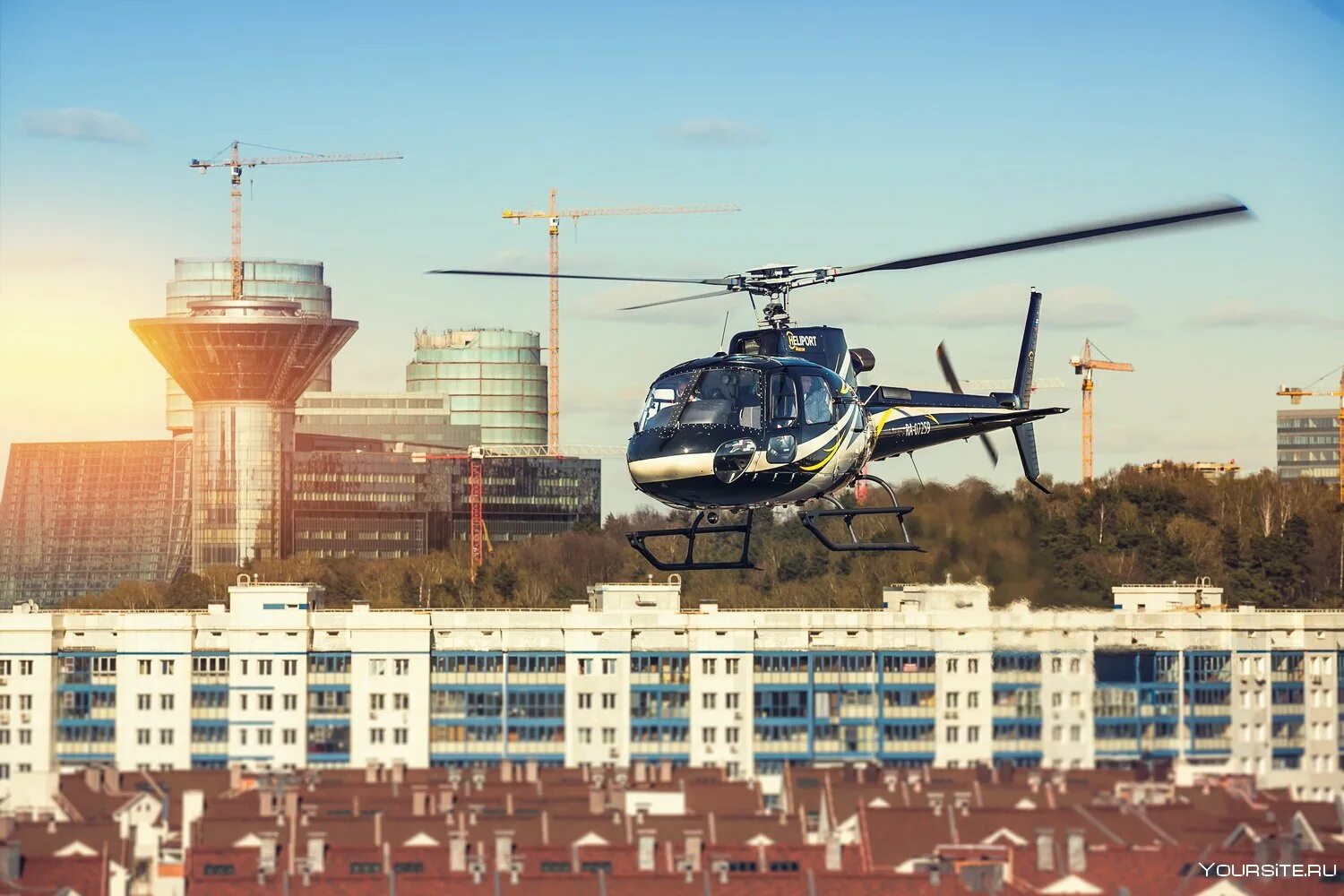 полет на вертолете robinson r44. самолет над москвой. москва летает вертолет. черный тюльпан вертолет. полет на вертолете robinson r44.