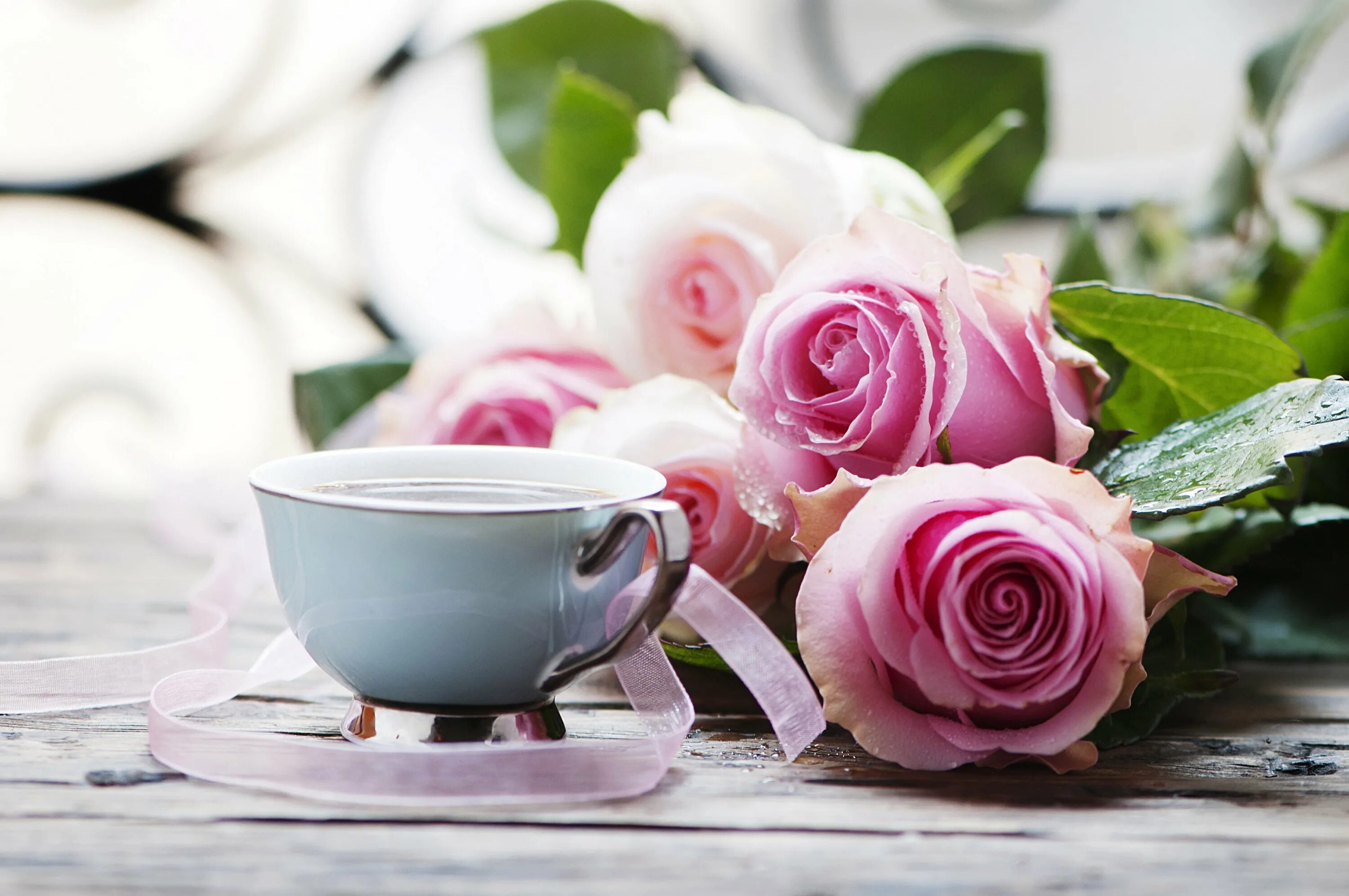 Доброе утро картинки с розами и надписями. Утренние цветы. Кофе и цветы. Красивые утренние цветы. Доброе утро с цветами.