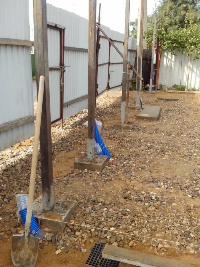 Залитые столбы. Залитые столбы. Столбы из асбестоцементных труб для забора. Гильза для свайного фундамента диаметр 250 мм. Установка столбов для забора.