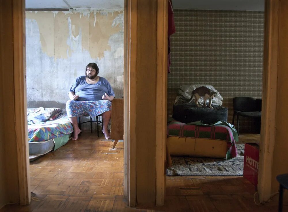 кто то ходит в соседней комнате