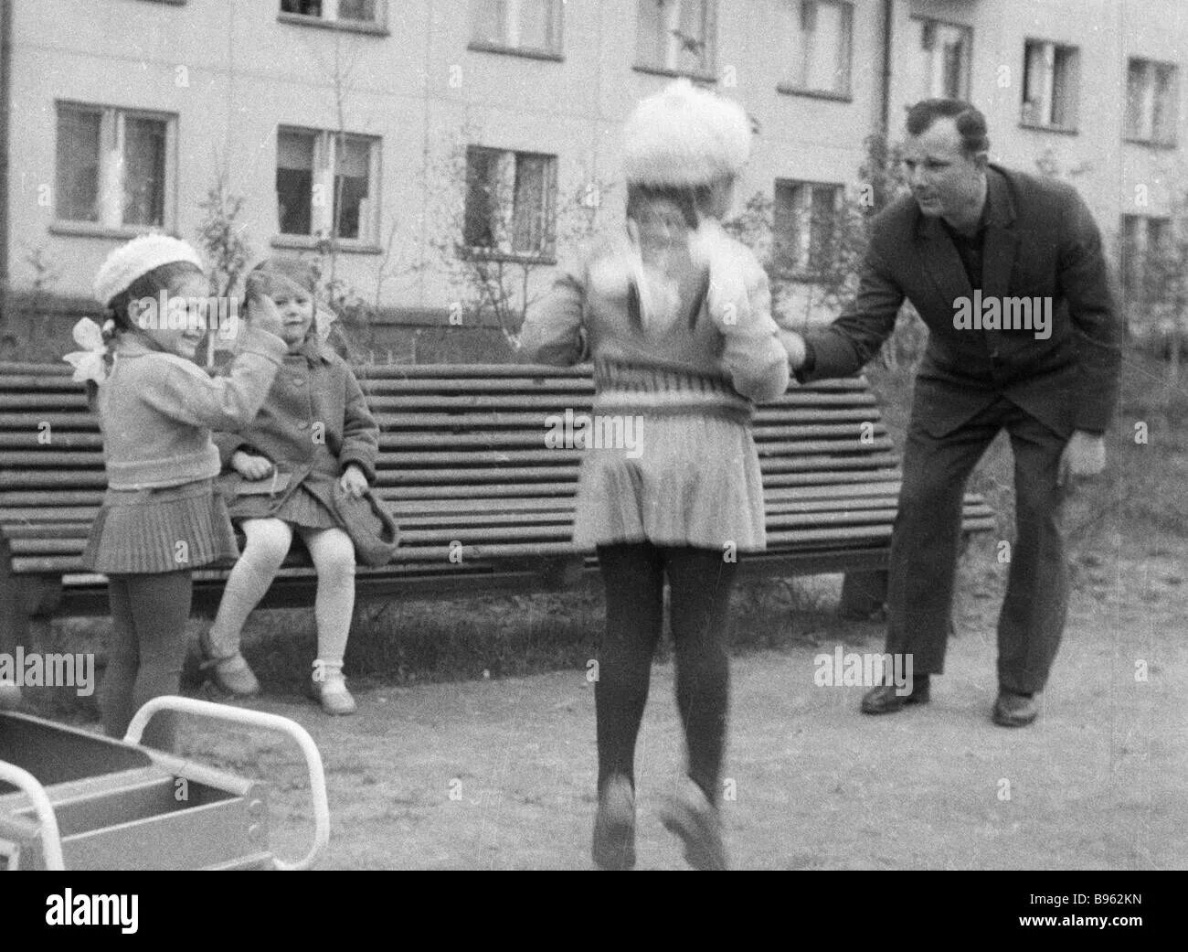 Дочки гагарина галя и лена. Гагарин с дочками. Гагарин с дочкой велосипеде.