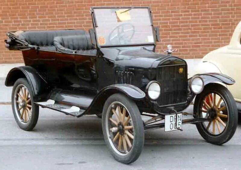 Первые серийные автомобили. Ford t Touring 1923. Форд 1923 года. Тачки 2 Лиззи - 1913 Ford model t.. Первая машина.