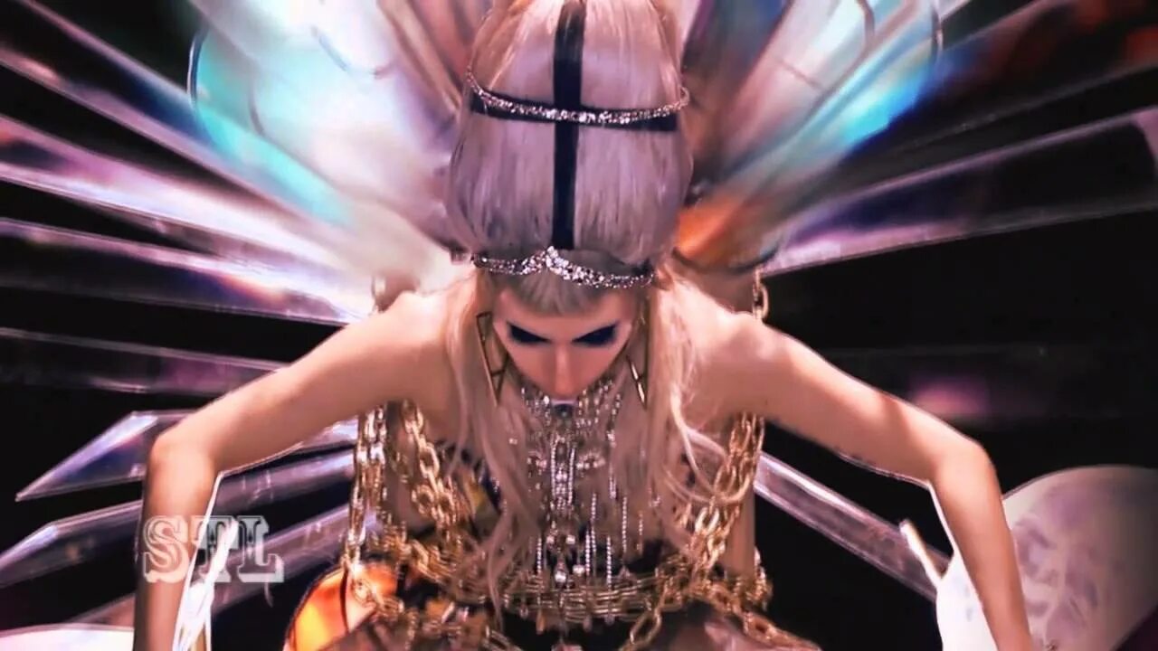 Леди гага костюмы bad romance. Леди гага алехандро. Леди гага в клипе бэд романс. Леди гага из клипа бэд ромэнс. Леди гага обои.