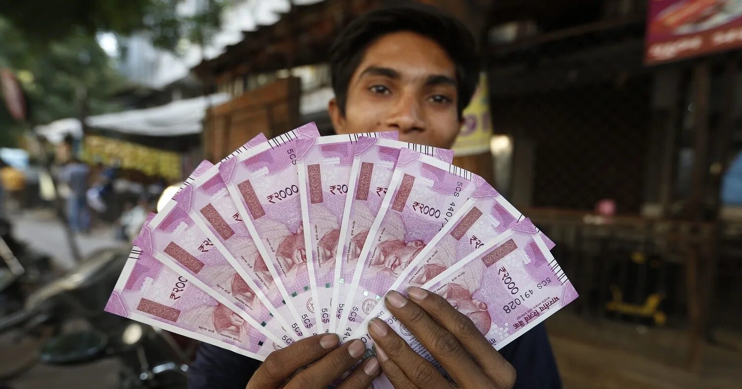 I often money. Индус с деньгами в руках. Богатая Индия. Китаец с деньгами. Богатый индус.