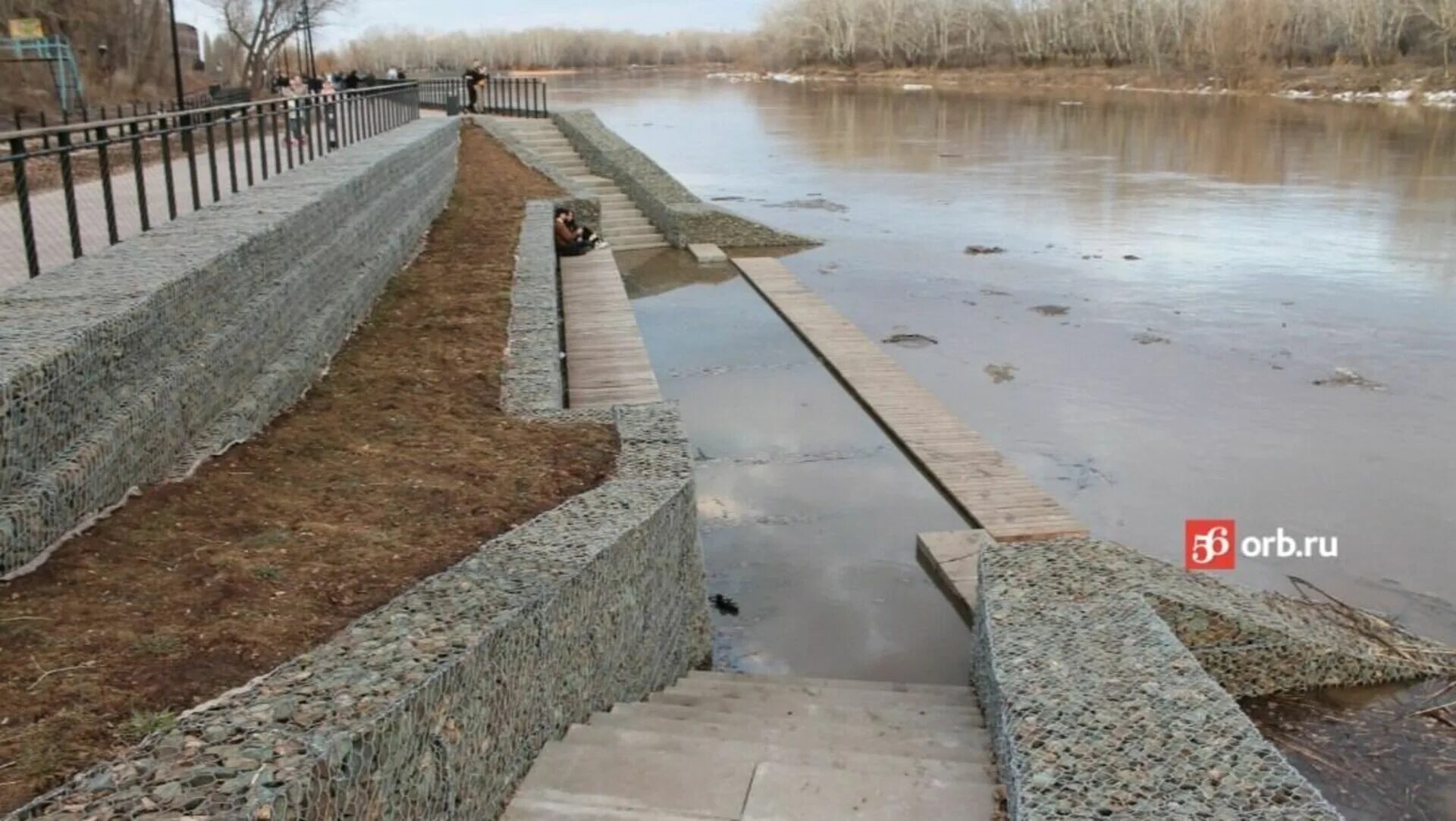 Есть ли вода в оренбурге. Набережная Оренбург. Водохранилище. Набережная с воды. Паводок реки это.