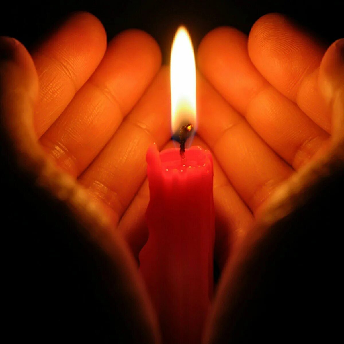 поминальная свеча. горящие поминальные свечи. свечка поминальная. свеча помянем. поминальная свеча.